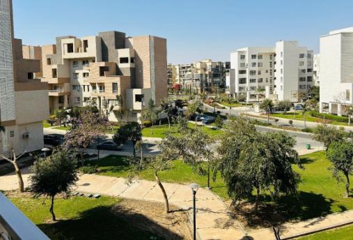 للبيع بمدينتى شقة 239م بال b8  تشطيبات خاصه فيو جاردن 