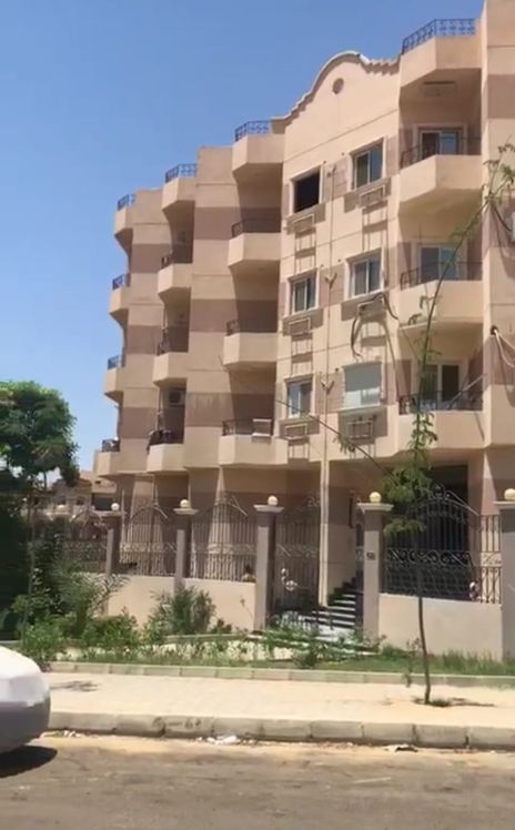 شقة أرضي بحديقة للبيع بالشروق بالمنطقة الثانية نصف تشطيب