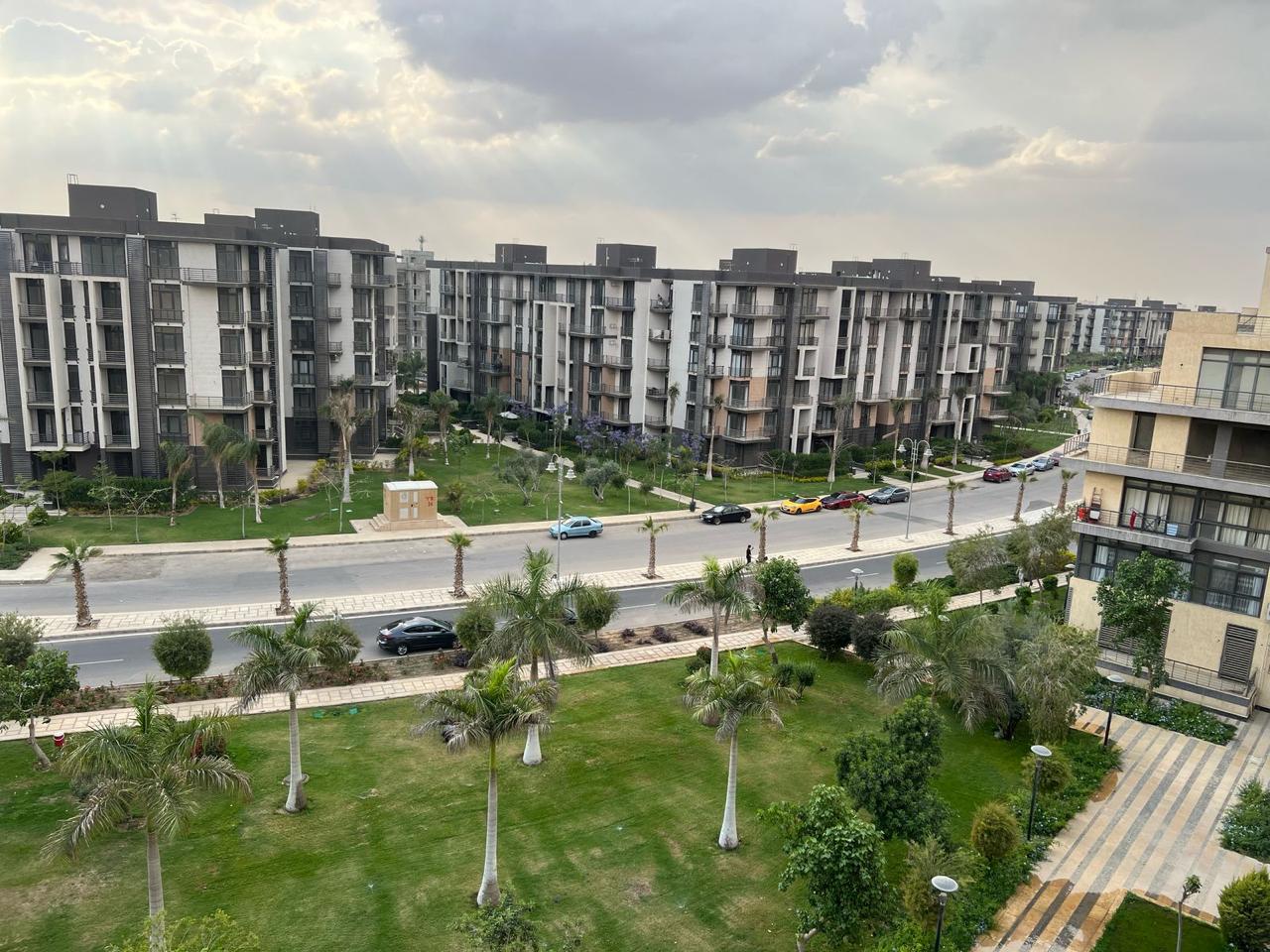 شقه للبيع بتشطيبات الشركه المميزه في الb8 تطل علي جاردن فيو