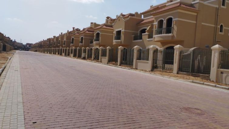 توين هاوس للبيع كاش بمدينة الشروق بكومباوند الباتيو برايم 