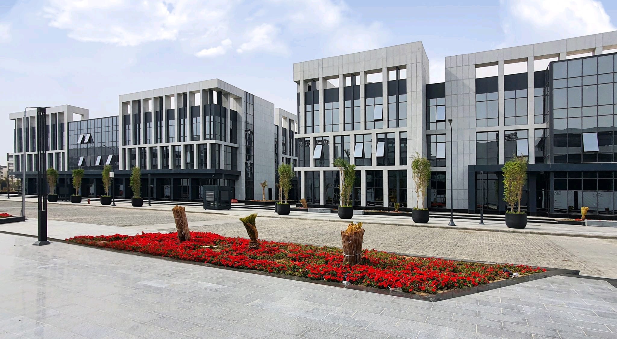 محل للبيع بمدينتي بمقدم وبتسهيلات بeast hub مساحه51م