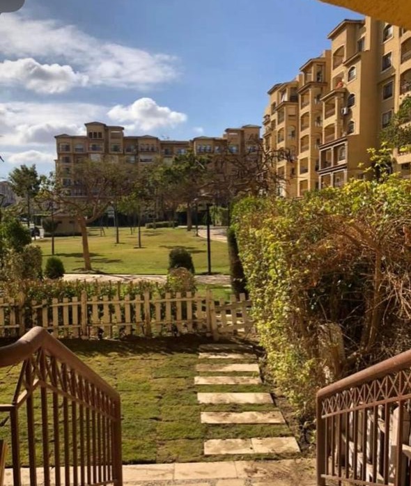 للبيع بمدينتى فيb1 شقه ارضى 186م بحديقه 60م تشطيبات فندقيه 