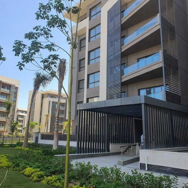 استوديو للبيع بمدينتي بتسهيلات 65م داخل كمبوند بريفادو