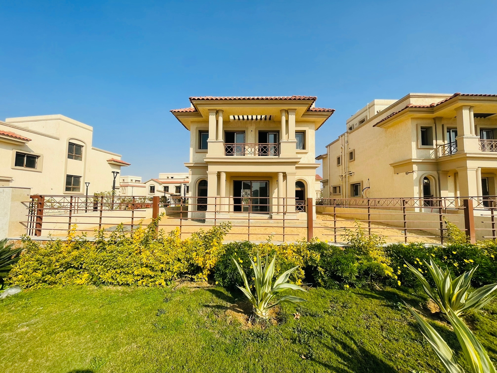 ناصيه ممر فيلا مستقله  D3 استلام فوري مساحه 500م بالتقسيط 