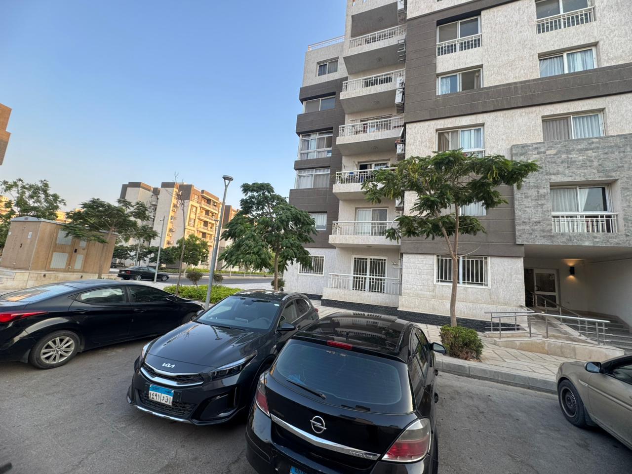 بمدينتى شقة 78 م2 شرقى للبيع تقسيط تطل على شارع رئيسى