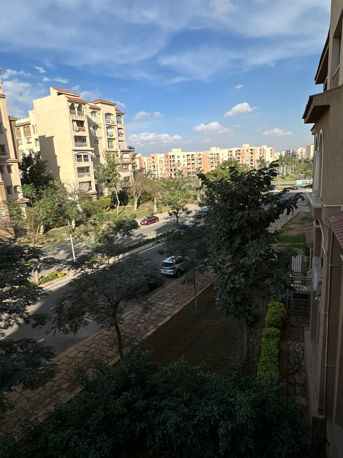 شقه للبيع بمدينتي 203متر في الb2تطل علي شارع و جاردن