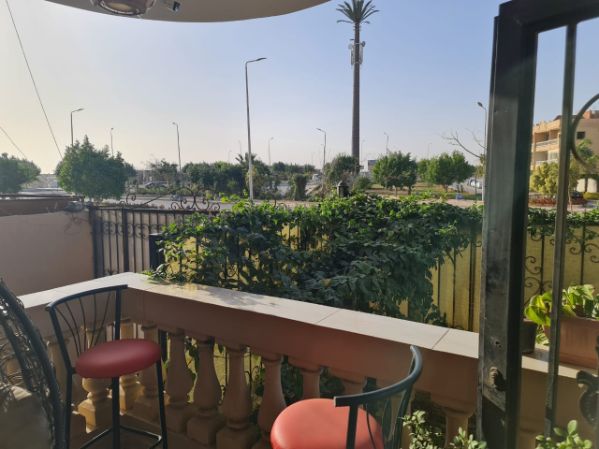 شقة أرضي بحديقة للبيع بالشروق المنطقة الثامنة سوبر لوكس