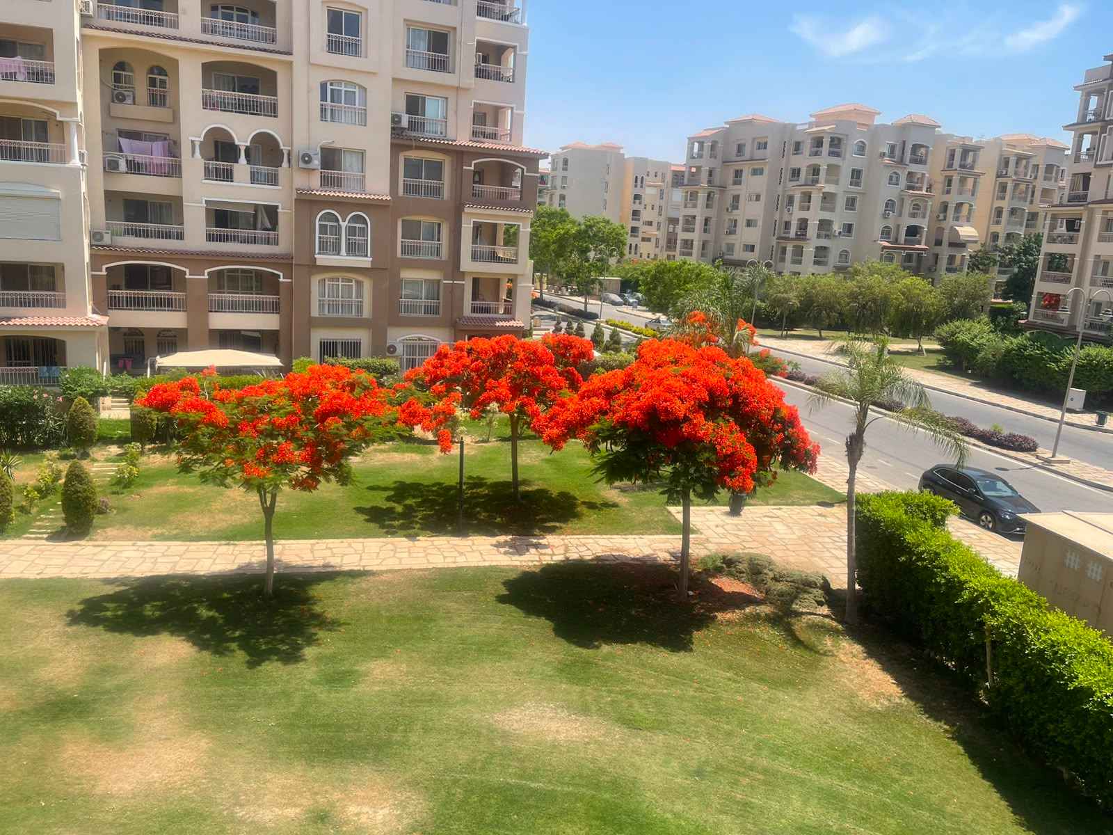 بمدينتى شقة 140 م2 غربى للبيع كاش تطل على جاردن و شارع رئيسي