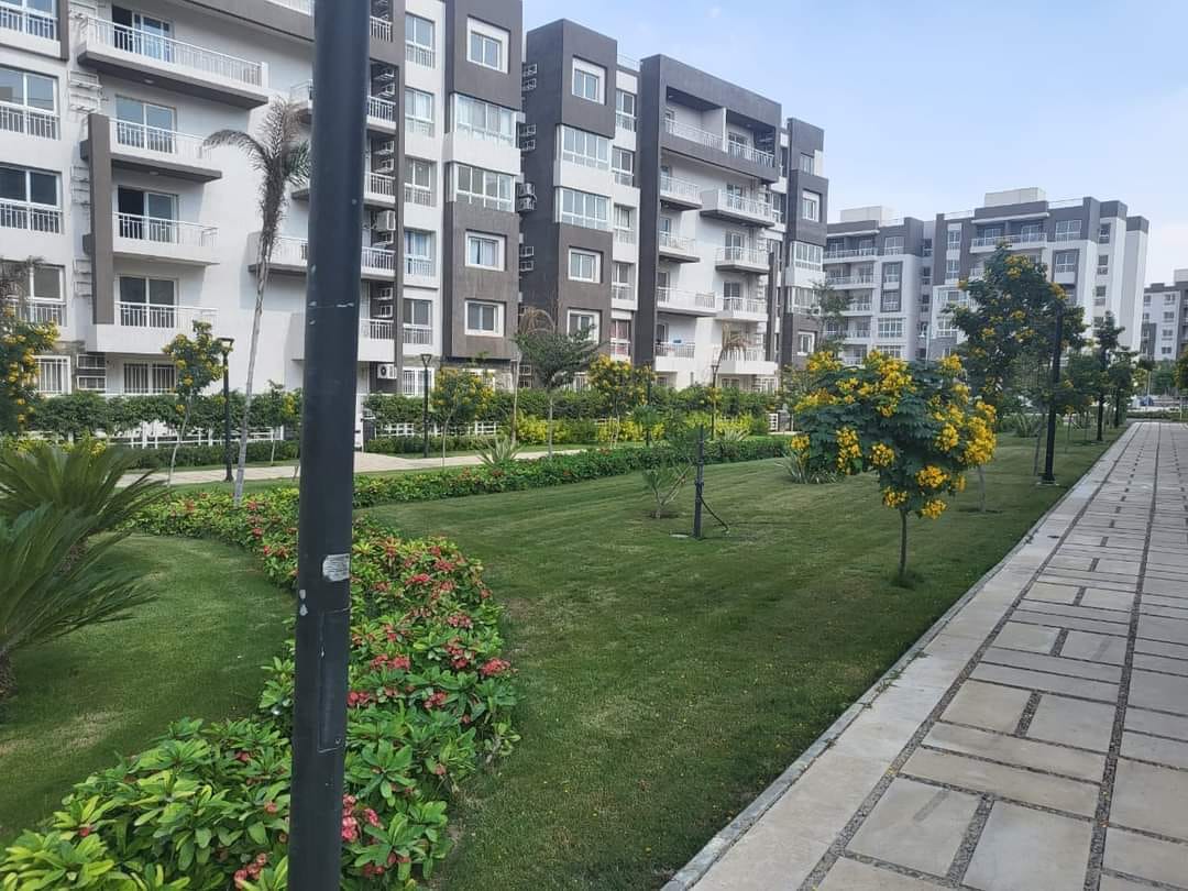 شقه للبيع كاش بمدينتي 140متر في الB10