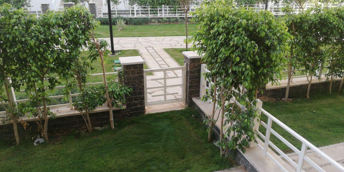 بمدينتى شقه 140م2 أرضي بحديقه 50م2 بحرى للبيع تطل علي جاردن