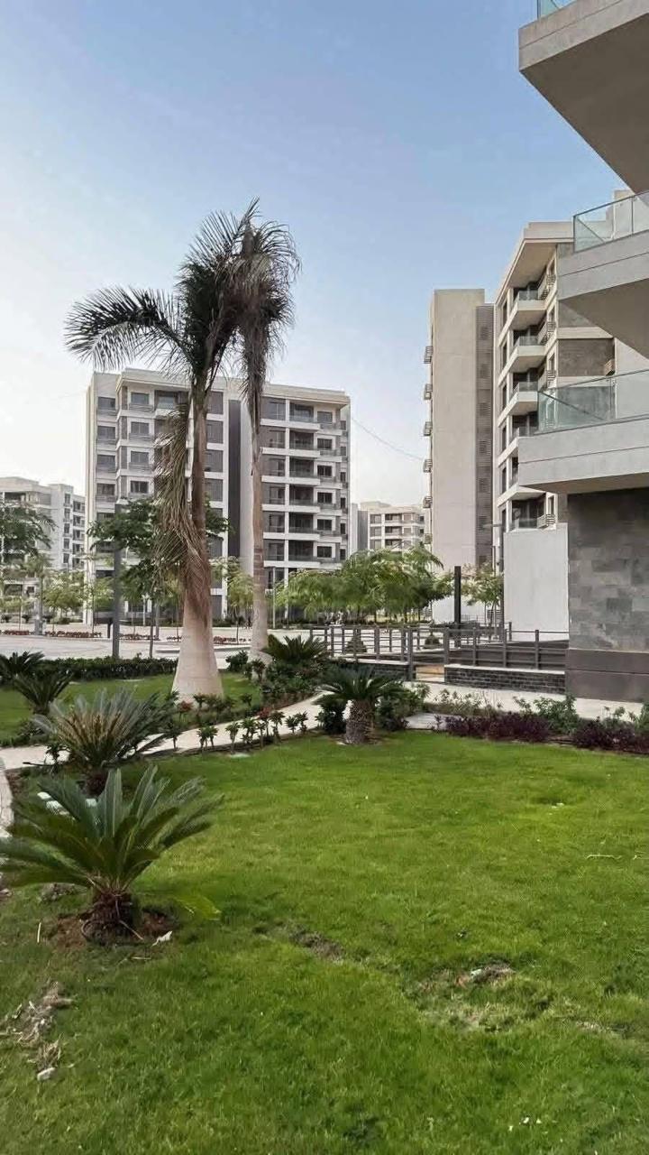 شقه للبيع كاش بمدينتي 89متر في الB6 فيو بارك والاستريب مول 
