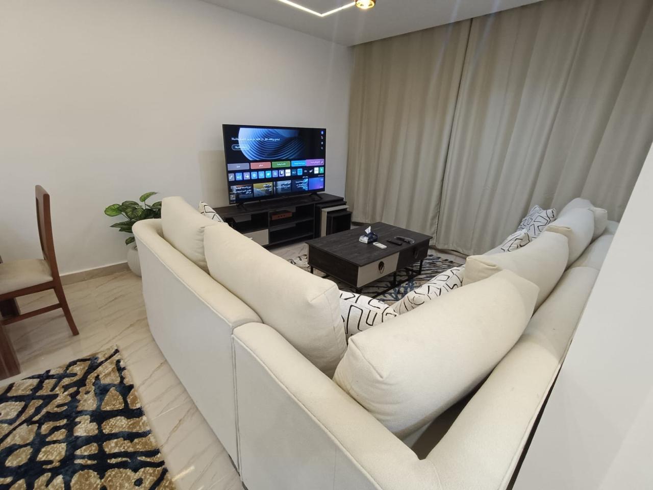  شقة 98 م2 للبيع كاش او تقسيط تطل على شارع رئيسى للستريب مول