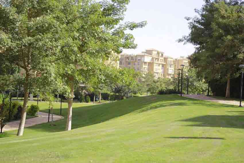 شقه للبيع كاش ارضي بجاردن في الb1  بمساحه كليه 124+40 جاردن