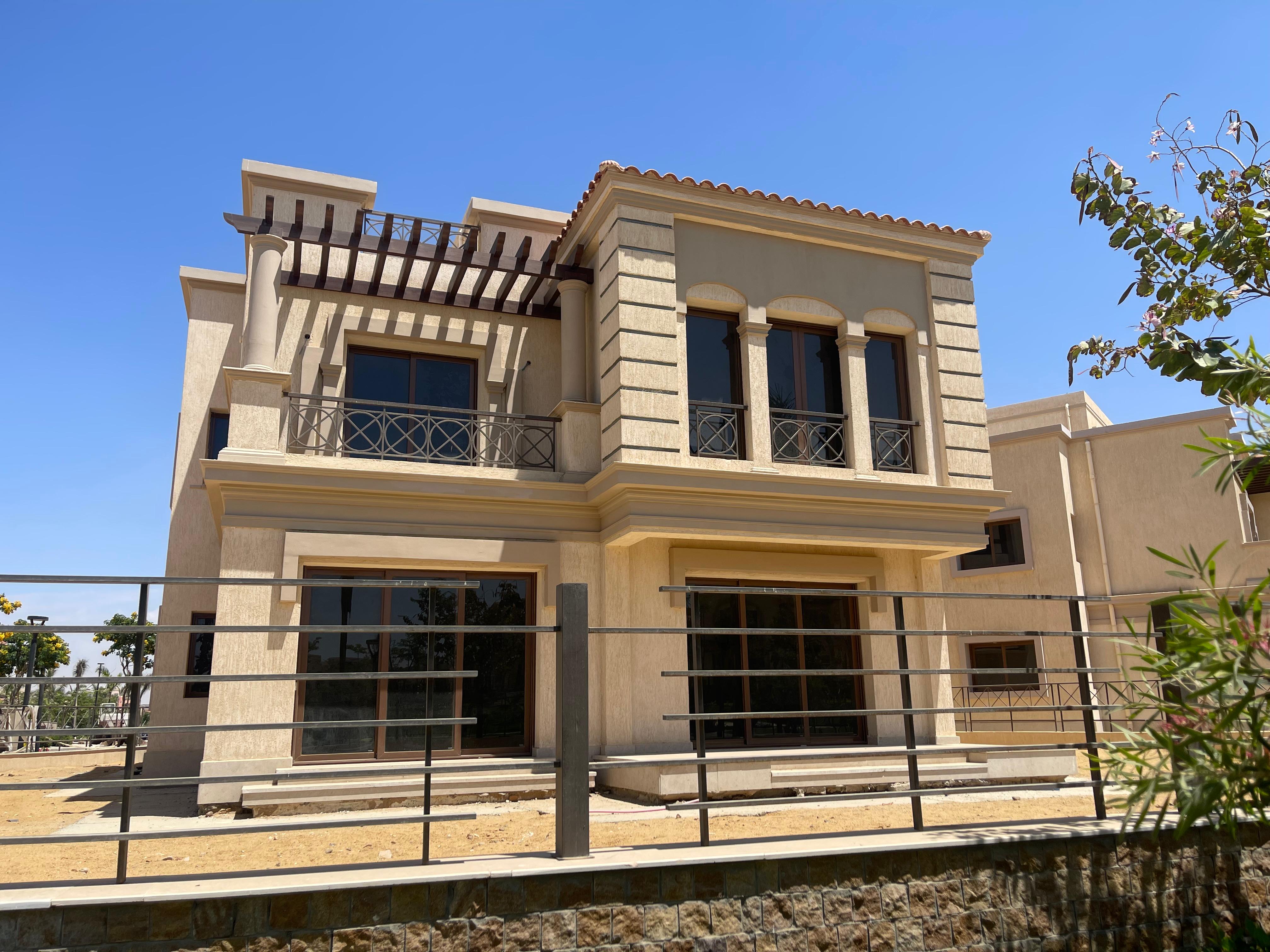 فيلا مستقلة للبيع بمدينتي 611م وايد جاردن فيو ناصية ممر 