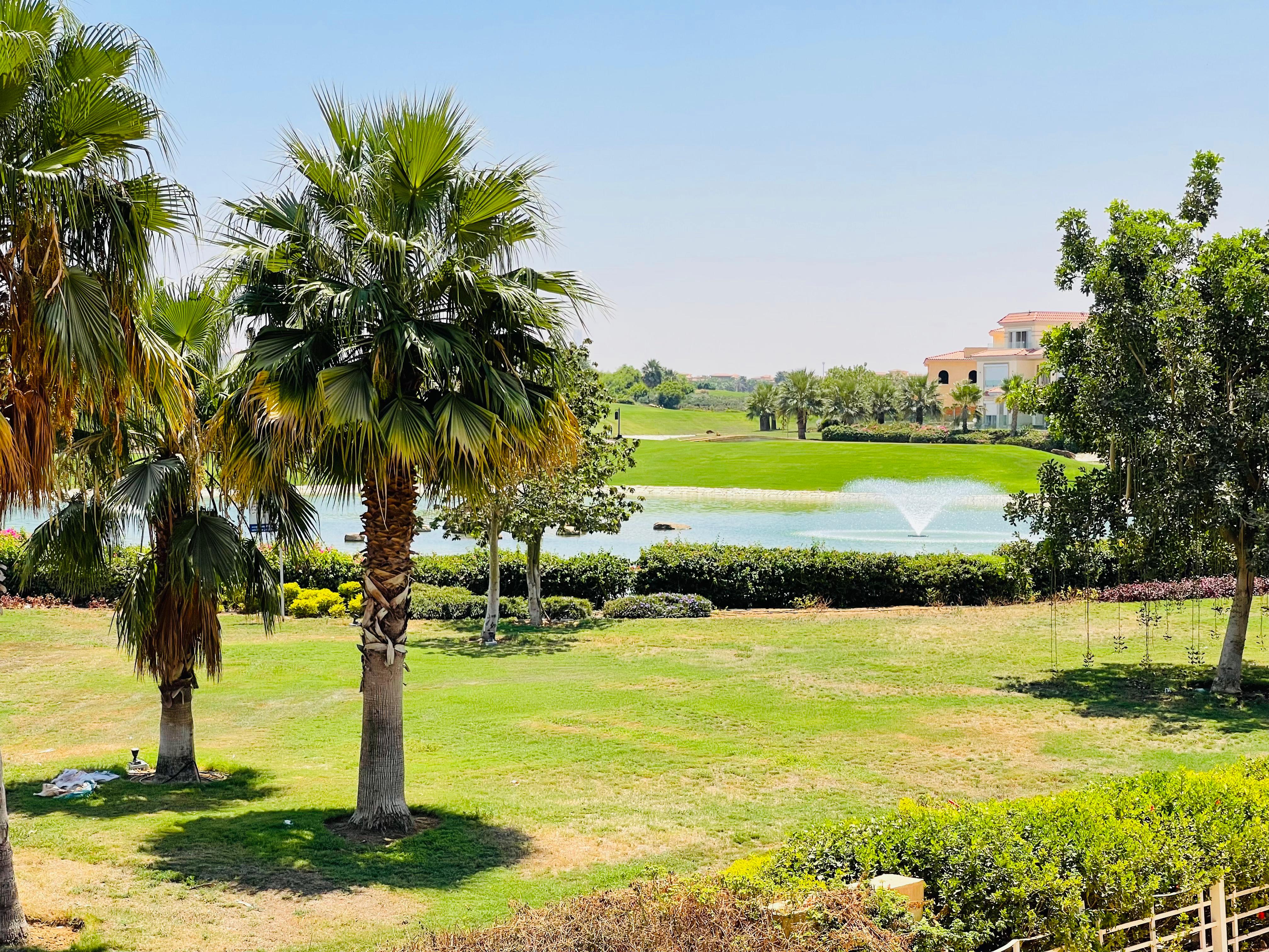 قصر  للايجار  بمدينتي VG2 مساحة 1039م علي البحيرات 