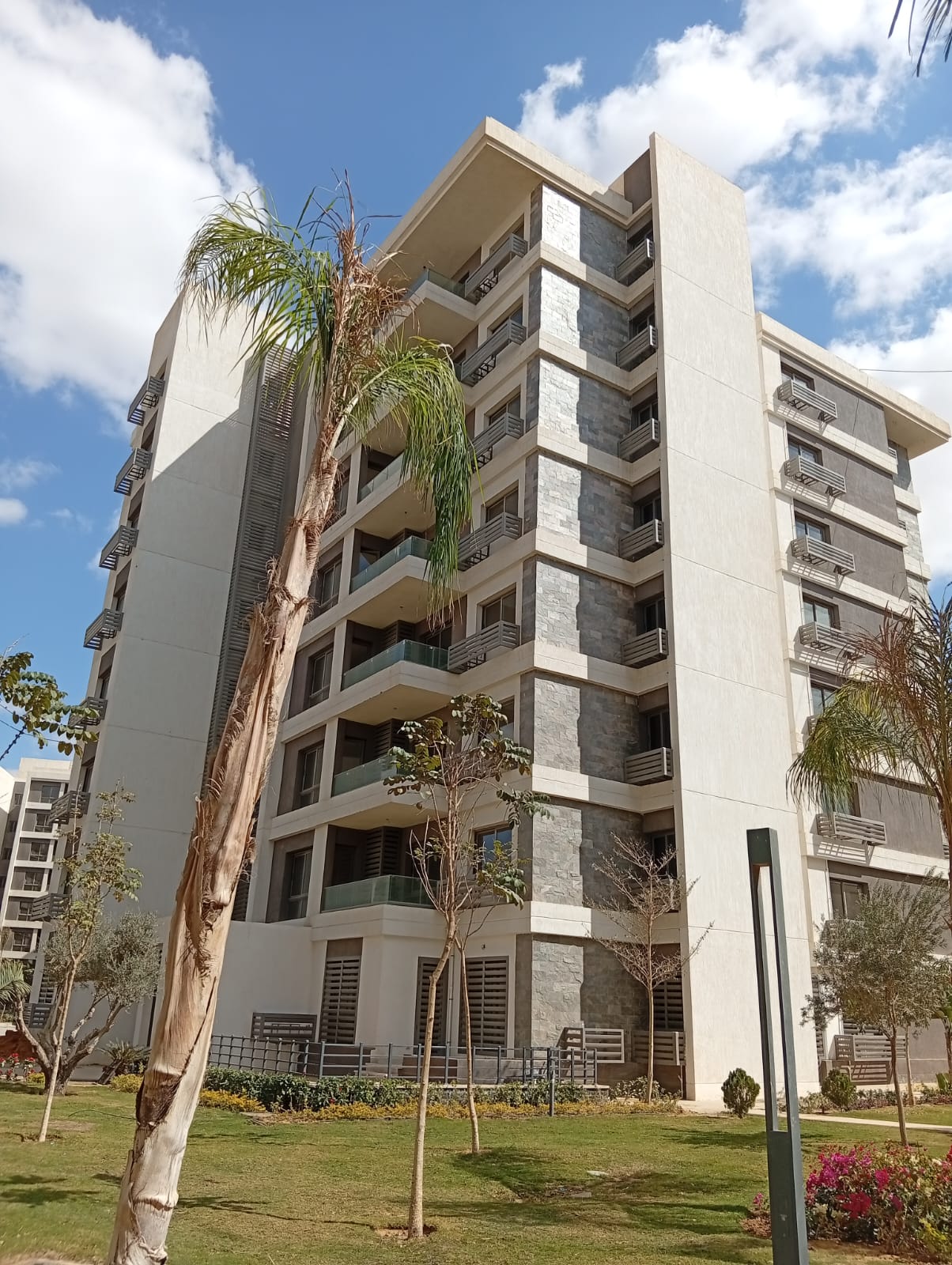 شقه للبيع بتسهيلات على 15 سنه بمدينة نور82 متر في الB1