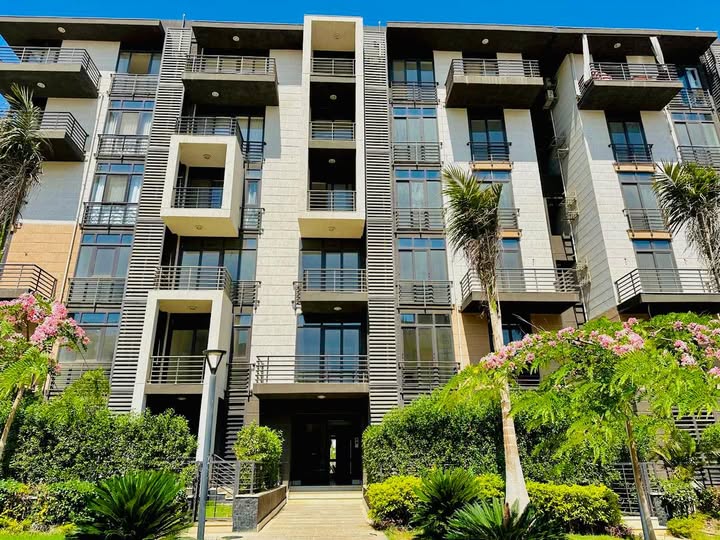 بمدينتى شقة 138 م2 بحري صريح للبيع تقسيط تطل على شارع