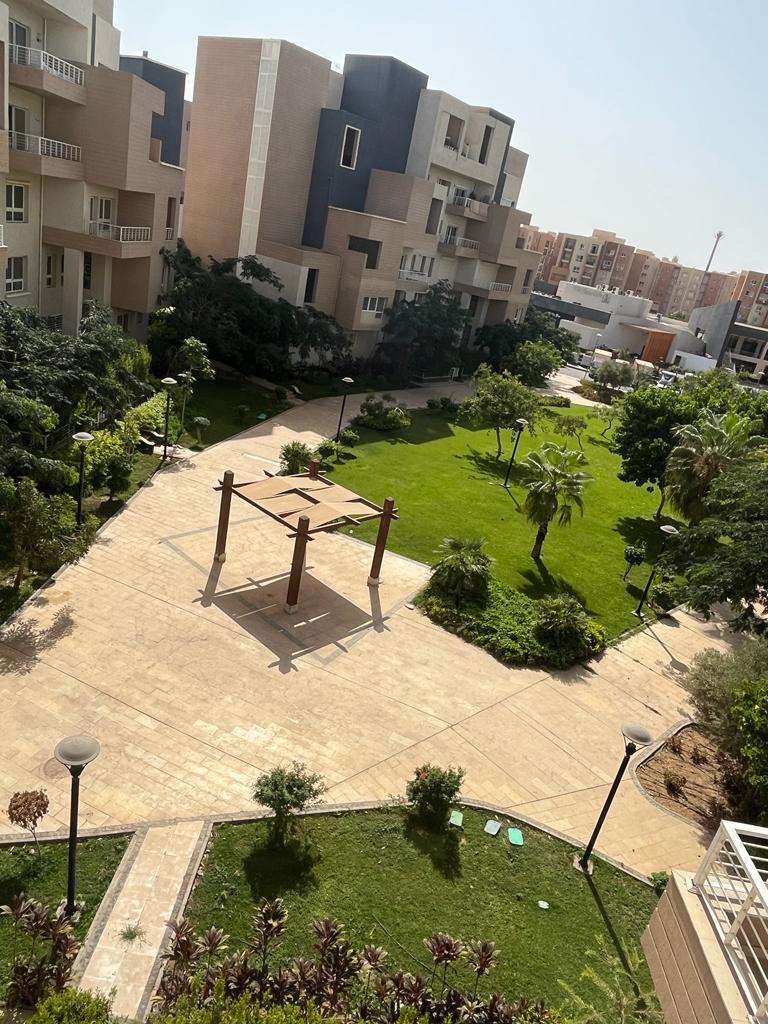 بمدينتي شقة للبيع 245م دفيو جاردن  امام الخدمات 
