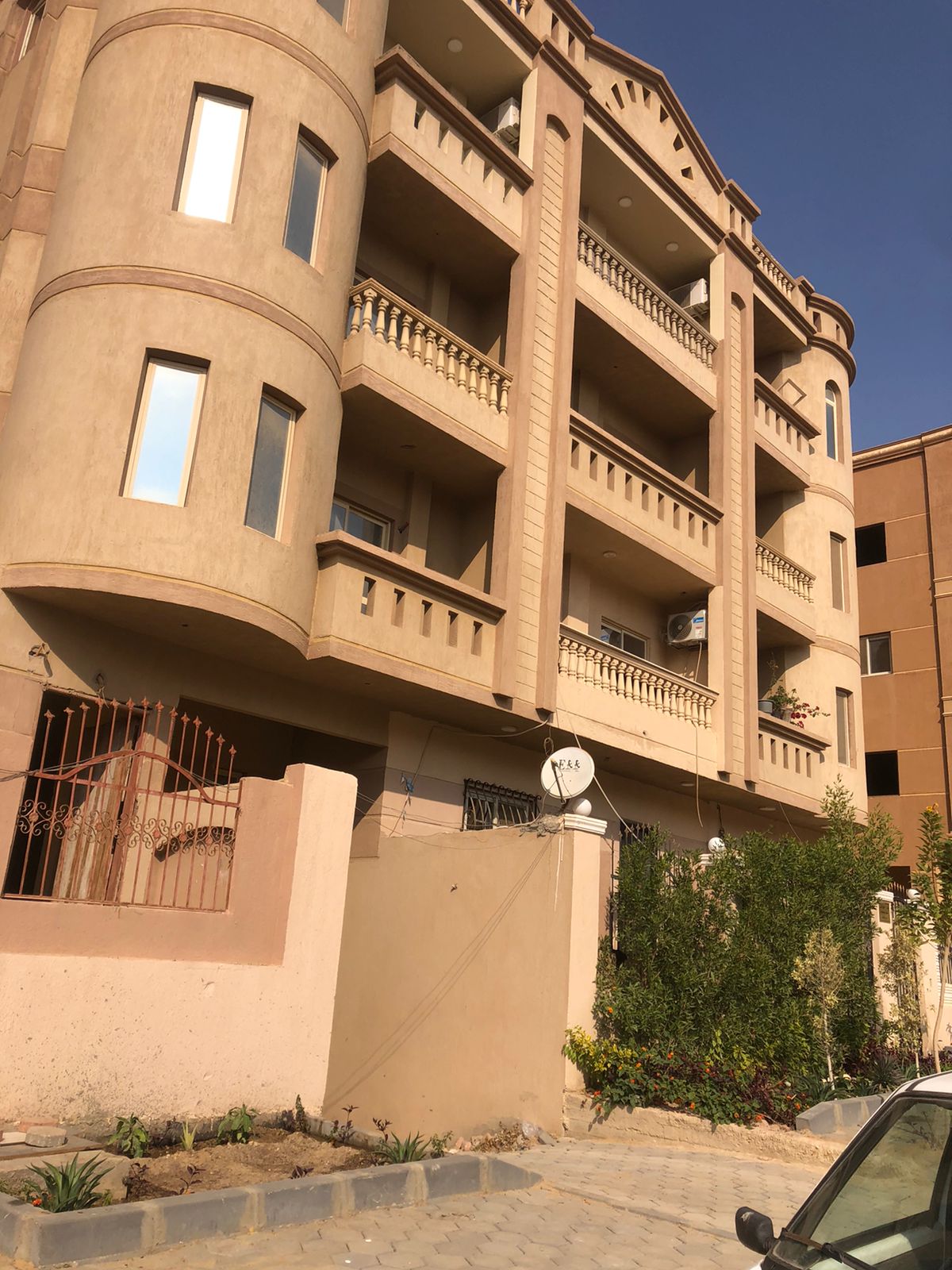 دوبلكس للبيع كاش ارضي واول بحديقة بالمنطقة الرابعة عمارات