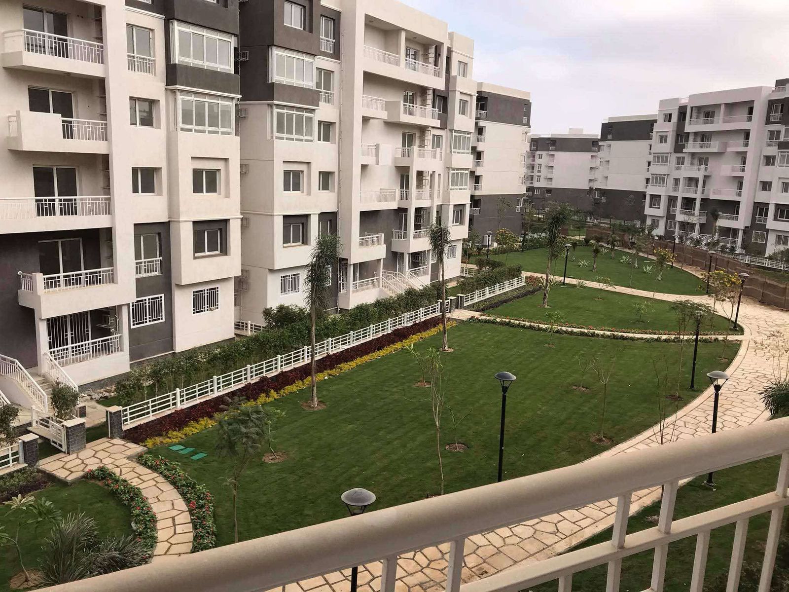 بمدينتى شقة 140 م2 شرقى للبيع كاش تطل على جاردن