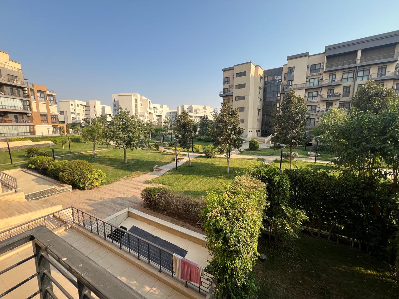 بمدينتى شقة 150 م2 قبلى للبيع كاش تطل على جاردن