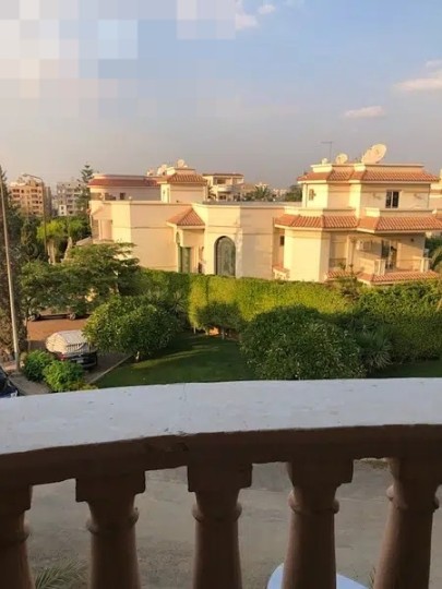 شقه بفيلا للايجار مفروش بالحي الثالث غرب بمدينة الشروق