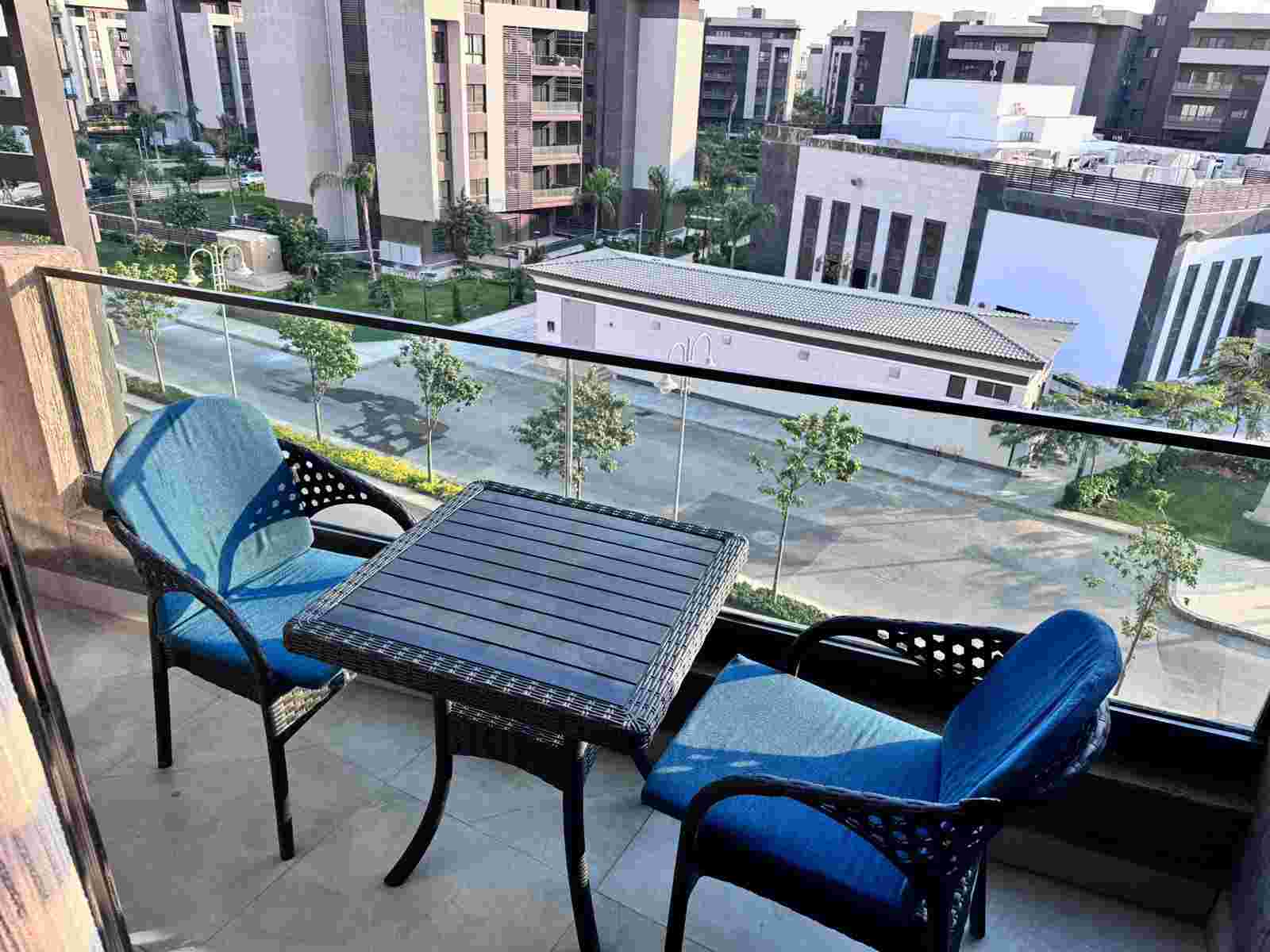 بمدينتى شقة 63 م2 قبلي غربي للبيع كاش تطل على شارع رئيسى