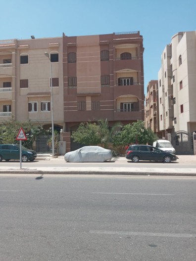 عمارة كاملة للبيع كاش بمدينة الشروق بالإسكان العائلى 