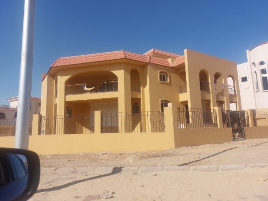 فيلا للبيع كاش بأرقى أحياء مدينة الشروق بالحى الثالث شرق 